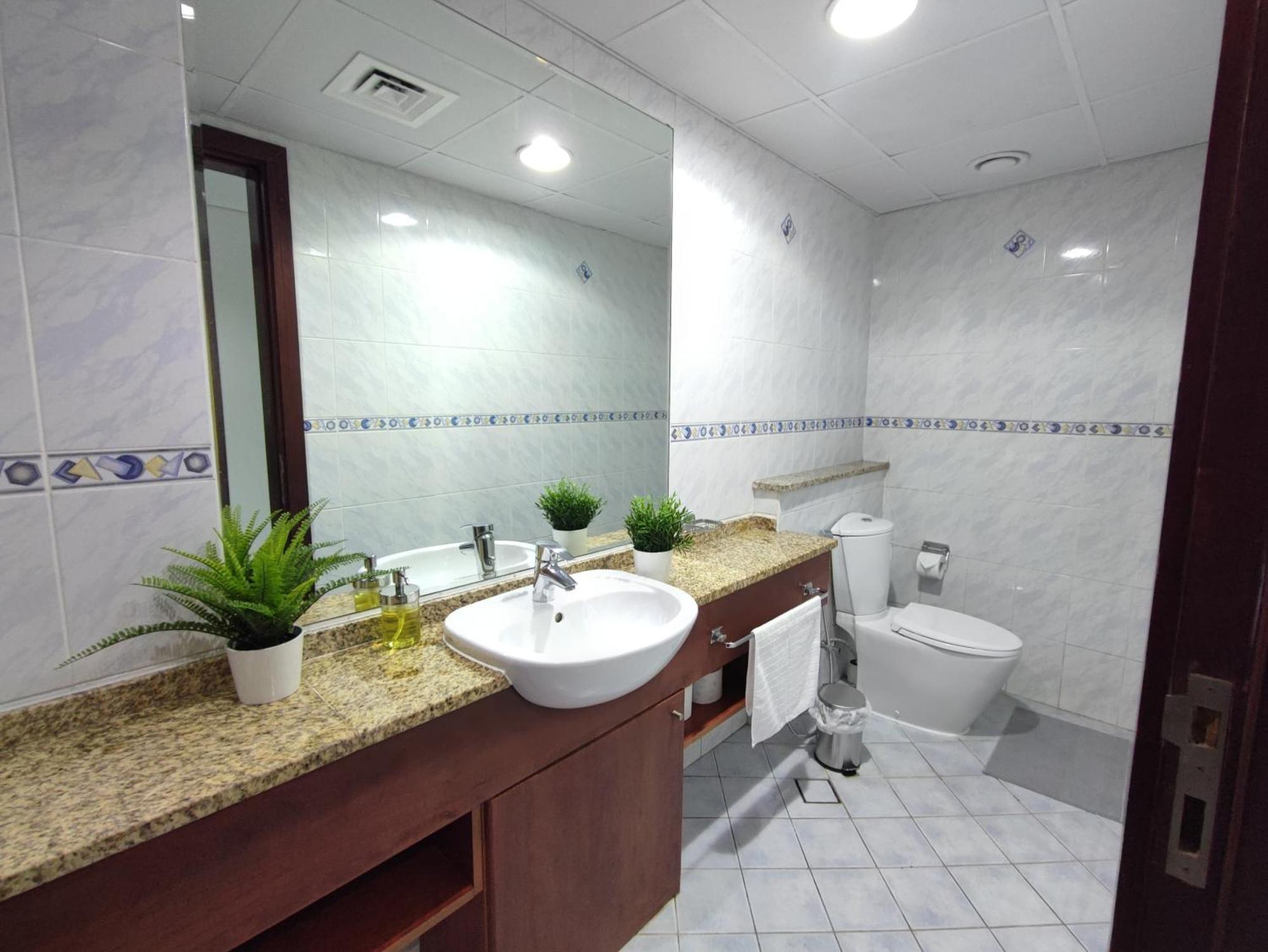 One Bedroom Apartment With Pool & Gym Near Marina Dubai Exterior foto